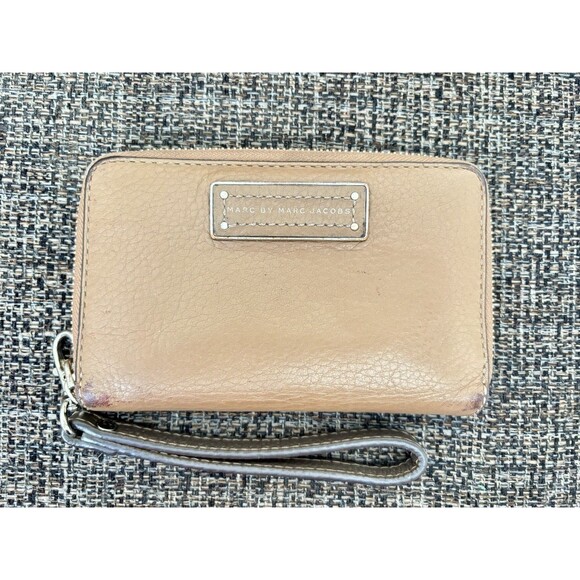 Marc Jacobs Handbags - MARC BY MARC JACOBS Cameo Taupe Beige Leather Zip Around Wallet Wristlet 6”x4”
